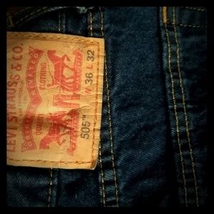 Mens Levi's 505 36x32 zip up.